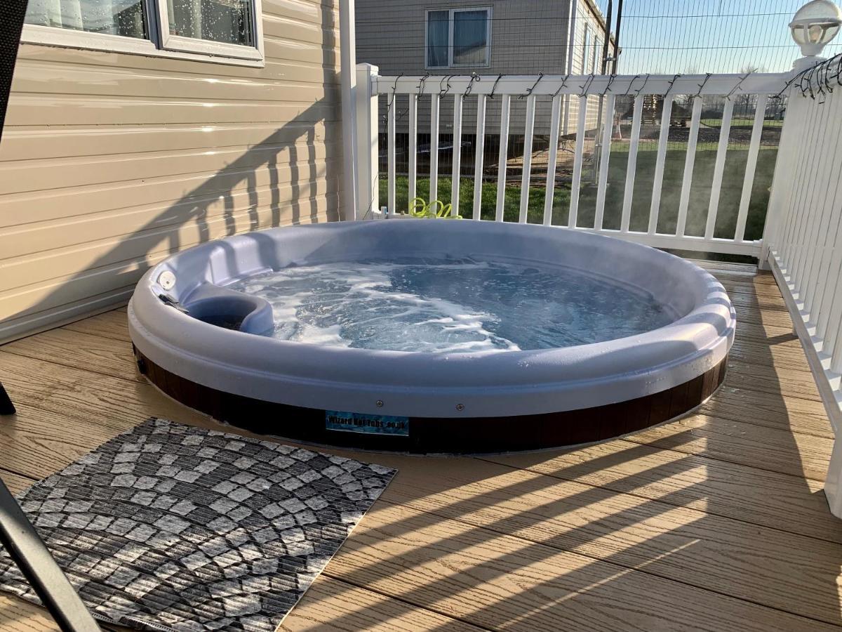 Relaxing Holiday Home With Hot Tub At Tattershall Lakes Exterior photo